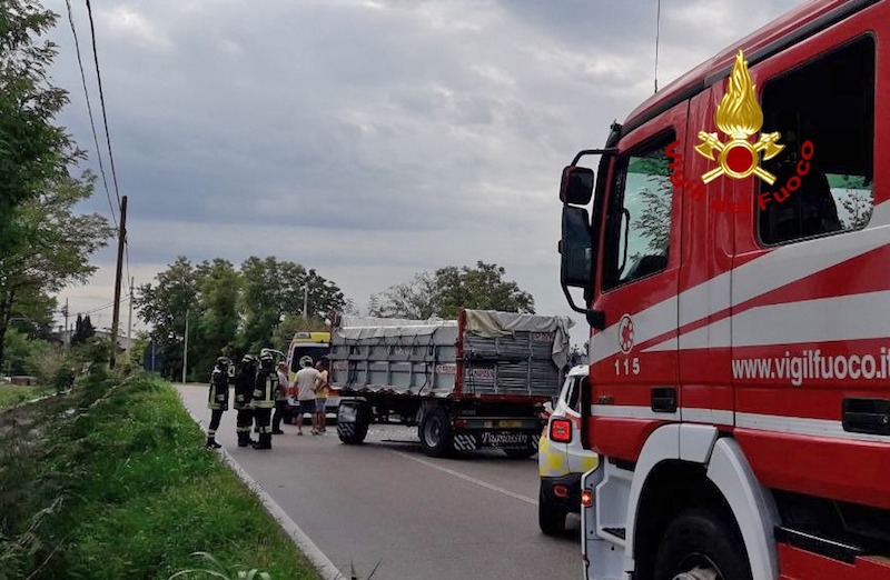 Mareno di Piave (TV) – Tragico incidente tra un furgone ed un trattore in Via Distrettuale: Deceduto il 51enne alla guida del mezzo commerciale