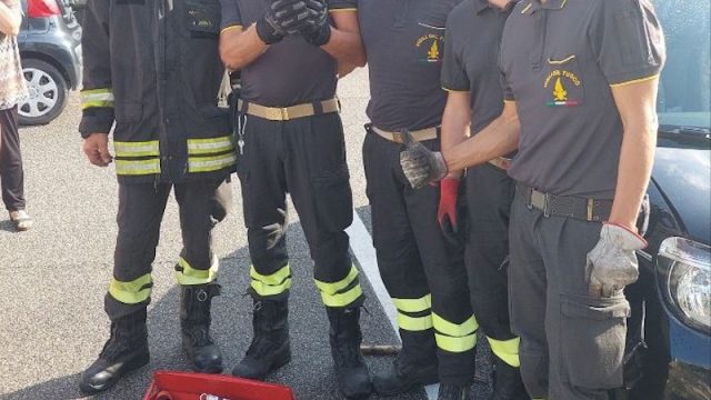Tarzo Loc. Corbanese (TV) – Salvato un gattino rimasto incastrato sotto il vano motore di un’auto