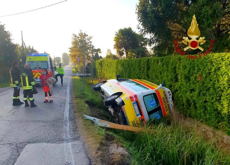 Portogruaro (VE) – Ambulanza che trasportava un paziente si rovescia nel fossato a bordo strada
