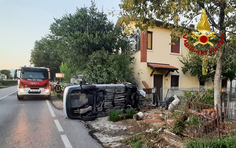 Montebello Vicentino (VI) – Auto si schianta contro la ringhiera di una abitazione e danneggia una colonnina del gas metano: 2 feriti