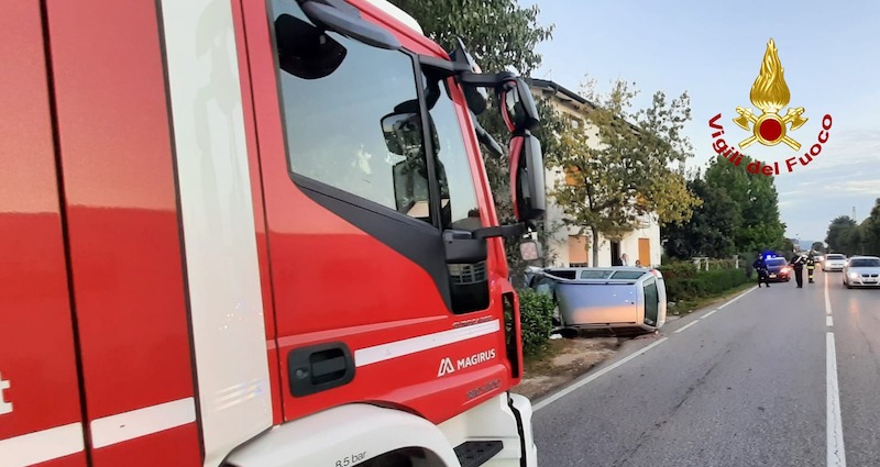 Montebello Vicentino (VI) – Auto si schianta contro la ringhiera di una abitazione e danneggia una colonnina del gas metano: 2 feriti
