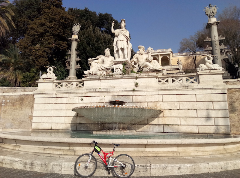 Roma in bici, Un museo all’aperto di José M. Carcione (Edizioni il Lupo)