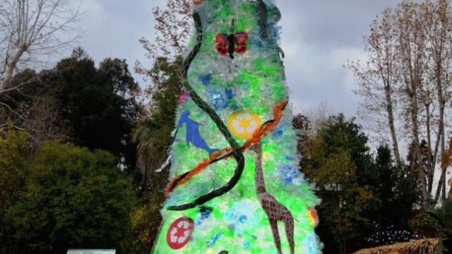 Festività natalizie: al Bioparco di Roma l’albero del riciclo