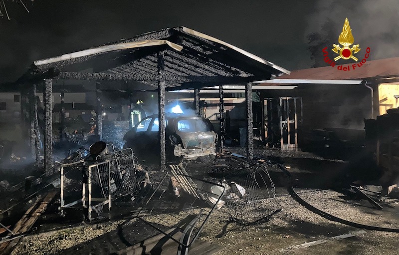 Scaltenigo di Mirano (VE) – Incendio distrugge un garage in Via Caltana: Completamente bruciata l’auto all’interno