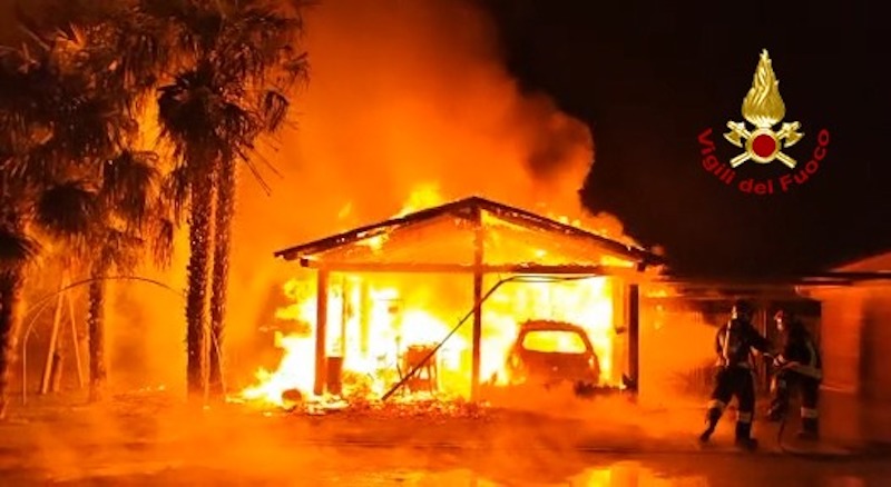 Scaltenigo di Mirano (VE) – Incendio distrugge un garage in Via Caltana: Completamente bruciata l’auto all’interno