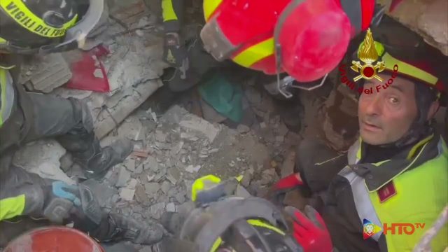 Terremoto Turchia – Antiochia (TR), Salvati 2 ragazzi bloccati tra le macerie di una palazzina di quattro piani completamente crollata