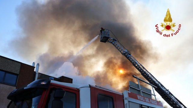 Sossano (VI) – Devastante incendio distrugge completamente il capannone dell’azienda tessile Texinternational