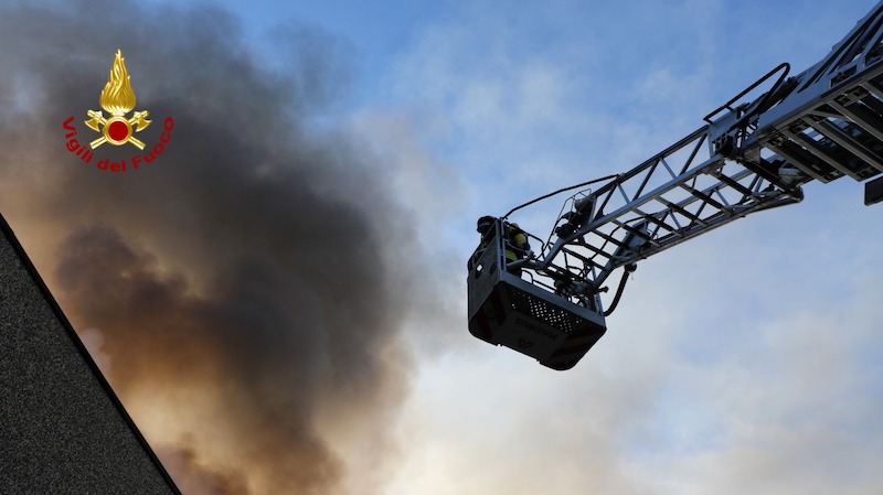 Sossano (VI) – Devastante incendio distrugge completamente il capannone dell’azienda tessile Texinternational