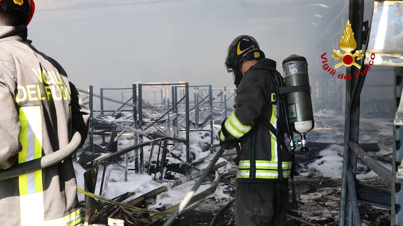 Sossano (VI) – Devastante incendio distrugge completamente il capannone dell’azienda tessile Texinternational