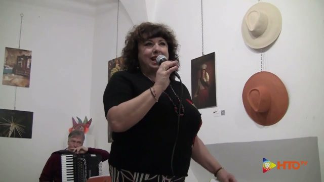 Roma – Giornata Poetica alla Mostra “Artisti Ecuadoriani a Roma” a Palazzo Marescotti, Manuela Minelli legge una poesia di Cristobal Jodorowsky