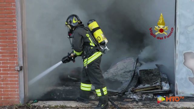 Sossano (VI) – Devastante incendio distrugge completamente il capannone dell’azienda tessile Texinternational