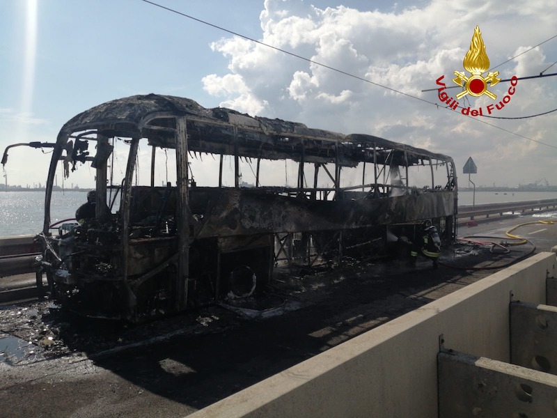 Venezia – Incendio bus dell’ATVO sul Ponte della Libertà: Circolazione completamente paralizzata in entrambe le direzioni di marcia