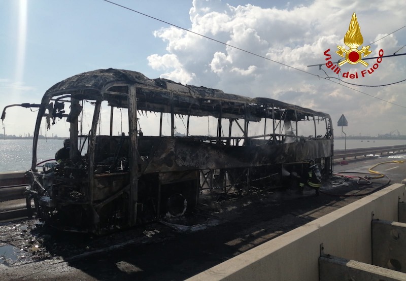 Venezia – Incendio bus dell’ATVO sul Ponte della Libertà: Circolazione completamente paralizzata in entrambe le direzioni di marcia