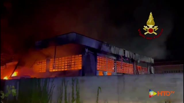 Padova – Zona Industriale: Vasto Incendio distrugge capannone deposito di articoli cinesi