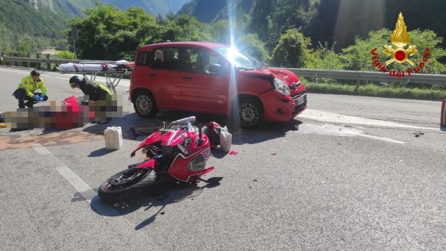 La Valle Agordina (BL) – Incidente tra un auto e una moto lungo la SP 203 in prossimità della galleria: feriti i due conducenti