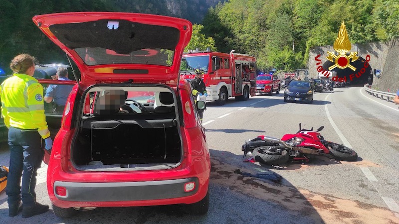 La Valle Agordina (BL) – Incidente tra un auto e una moto lungo la SP 203 in prossimità della galleria: feriti i due conducenti