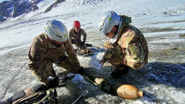  Gli artificieri dell’Esercito hanno recuperato ordigni bellici della 1^ Guerra Mondiale, riaffiorati causa dello scioglimento dei ghiacciai 