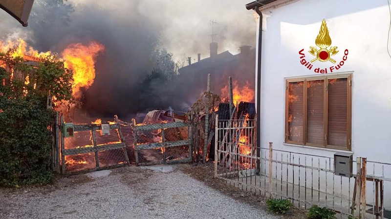 Montagnana (PD) – L’incendio di una baracca si estende a due abitazioni adiacenti