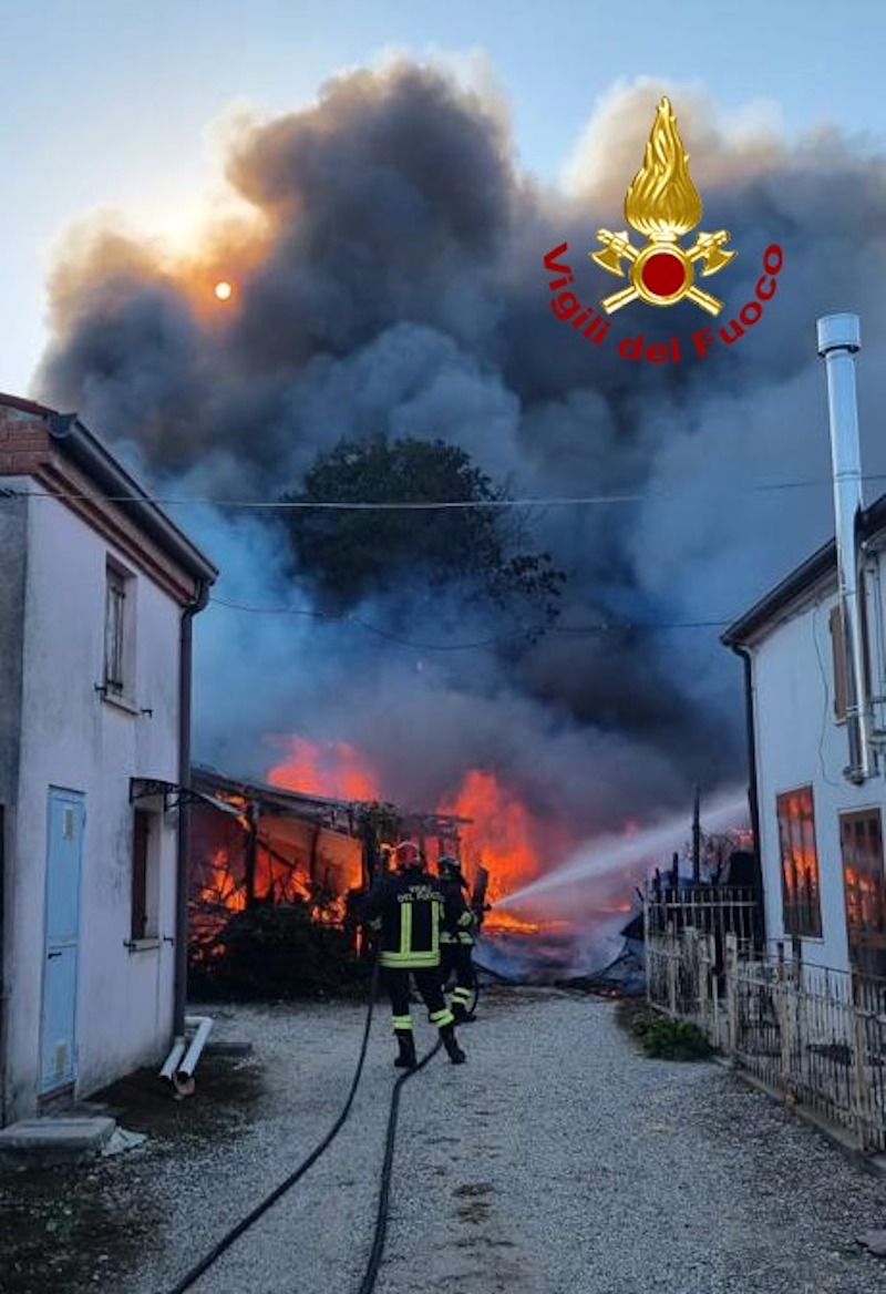 Montagnana (PD) – L’incendio di una baracca si estende a due abitazioni adiacenti