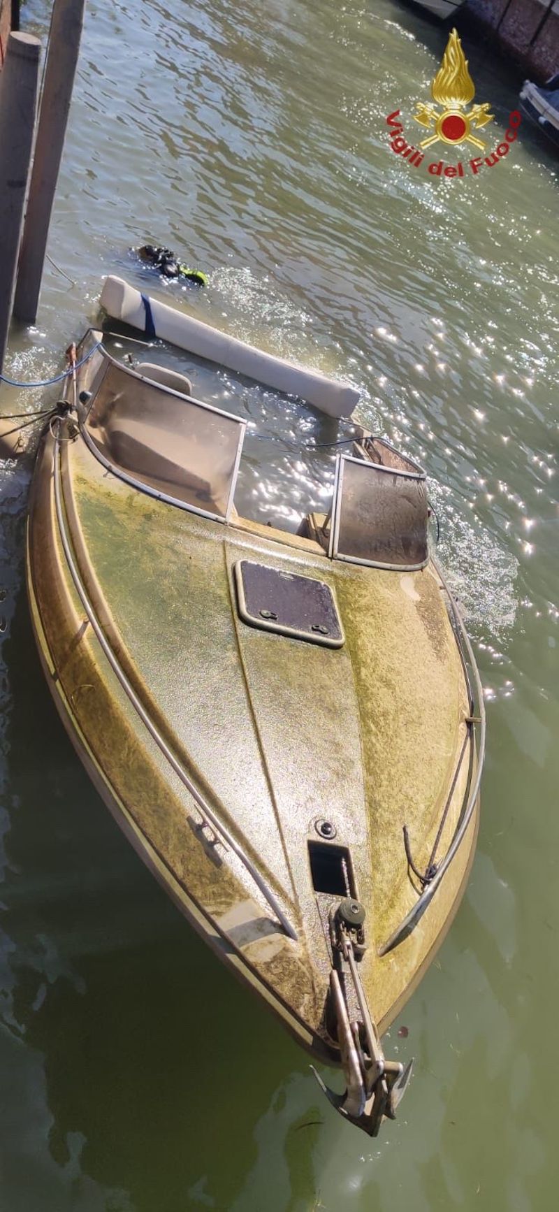 Venezia: I VVF recuperano un’imbarcazione affondata nel rio Sant’Alvise