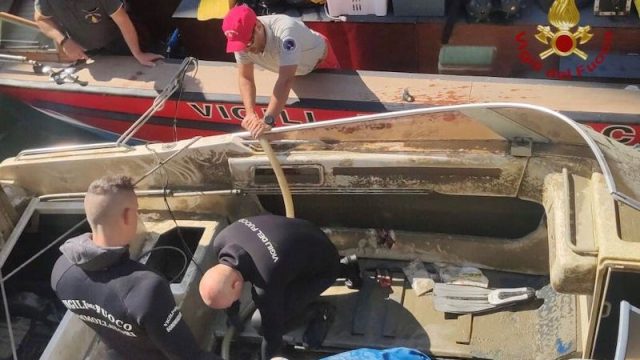 Venezia: I VVF recuperano un’imbarcazione affondata nel rio Sant’Alvise