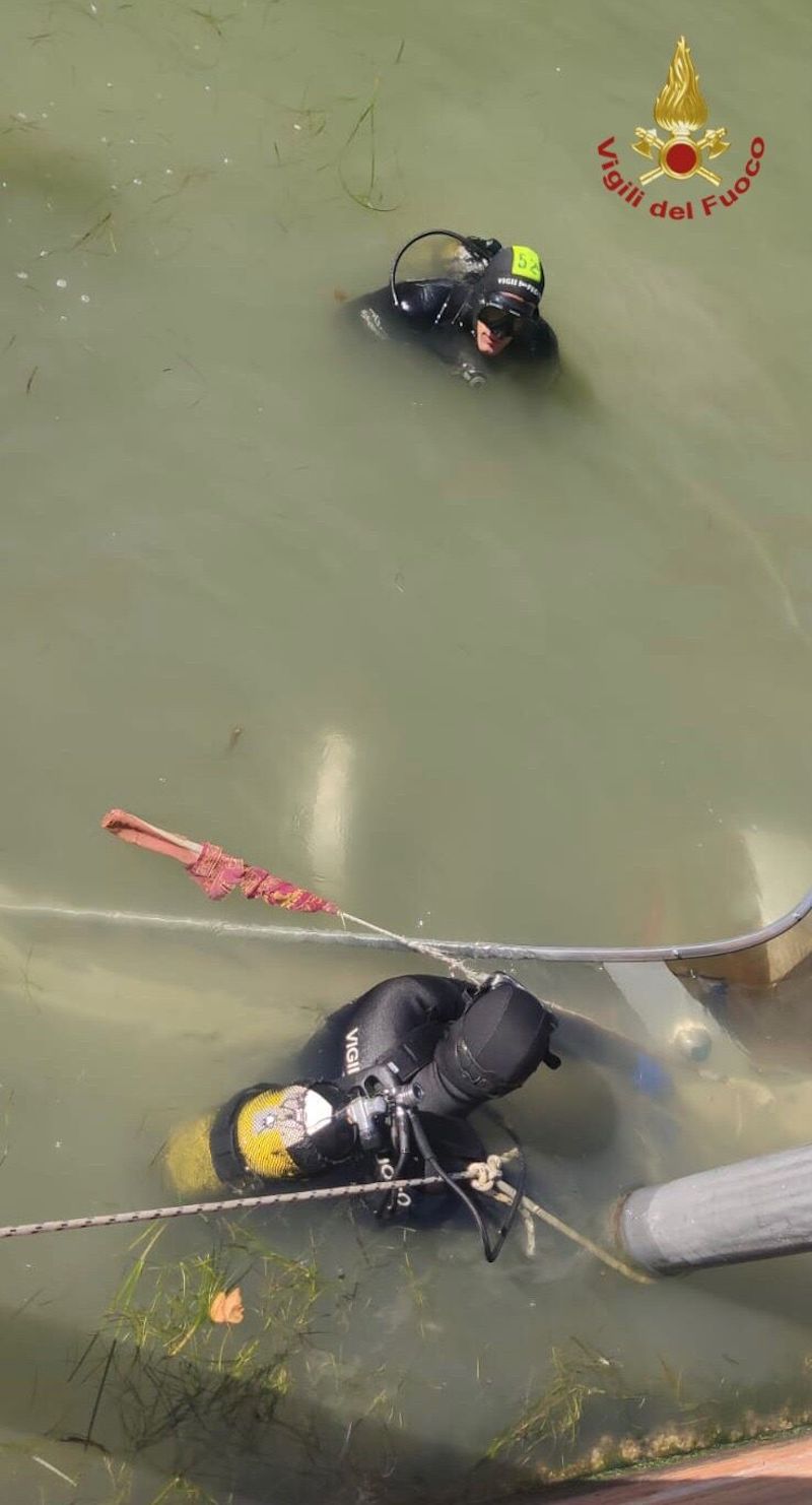 Venezia: I VVF recuperano un’imbarcazione affondata nel rio Sant’Alvise