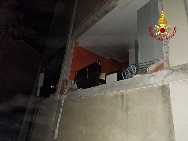 Lendinara (RO) – Esplosione, per probabile fuga di gas, in un appartamento di una palazzina: Gravemente ustionato il proprietario