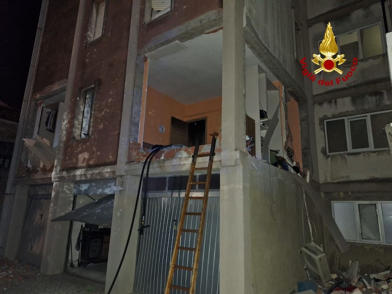 Lendinara (RO) – Esplosione, per probabile fuga di gas, in un appartamento di una palazzina: Gravemente ustionato il proprietario