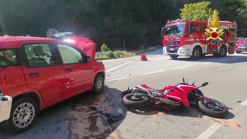 La Valle Agordina (BL) – Incidente tra un auto e una moto lungo la SP 203 in prossimità della galleria: feriti i due conducenti