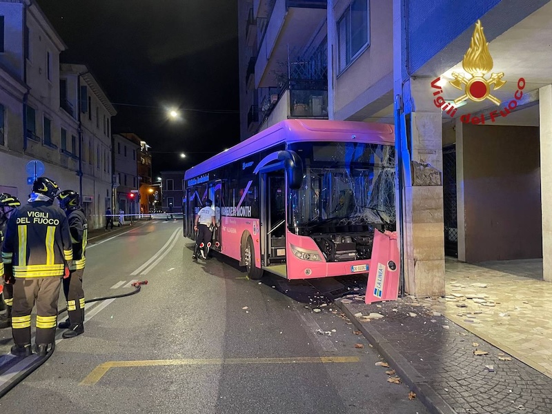 Mestre (VE) – Bus elettrico del trasporto urbano si schianta contro un pilastro in Via Carducci