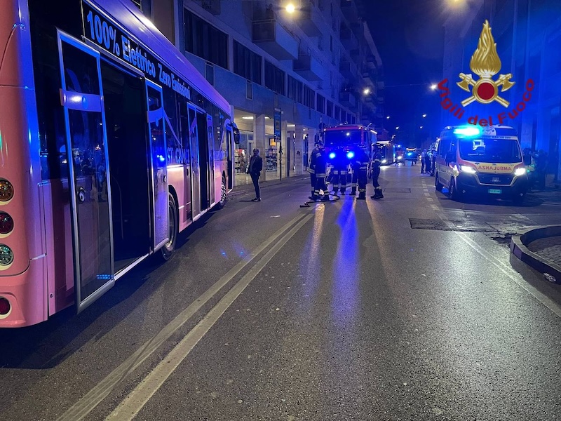 Mestre (VE) – Bus elettrico del trasporto urbano si schianta contro un pilastro in Via Carducci
