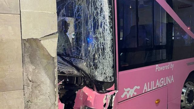 Mestre (VE) – Bus elettrico del trasporto urbano si schianta contro un pilastro in Via Carducci