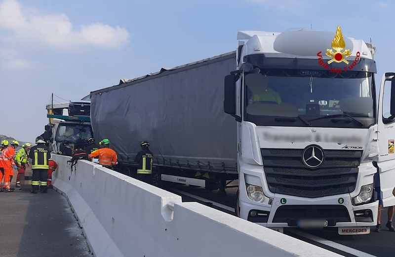 Portogruaro (VE) – Tamponamento tra 4 mezzi pesanti in A4: Una persona deceduta e due feriti