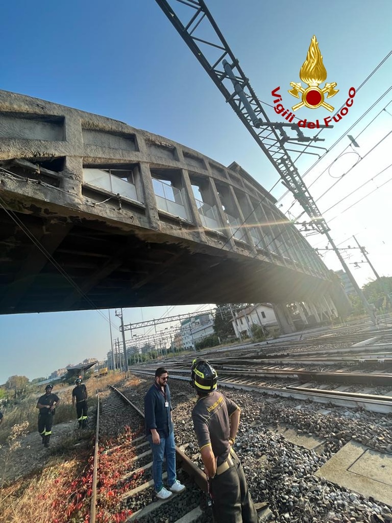Mestre (VE) – Intervento urgente dei Vigili del fuoco per distacco di malte dal cavalca-ferrovia di Via Miranese