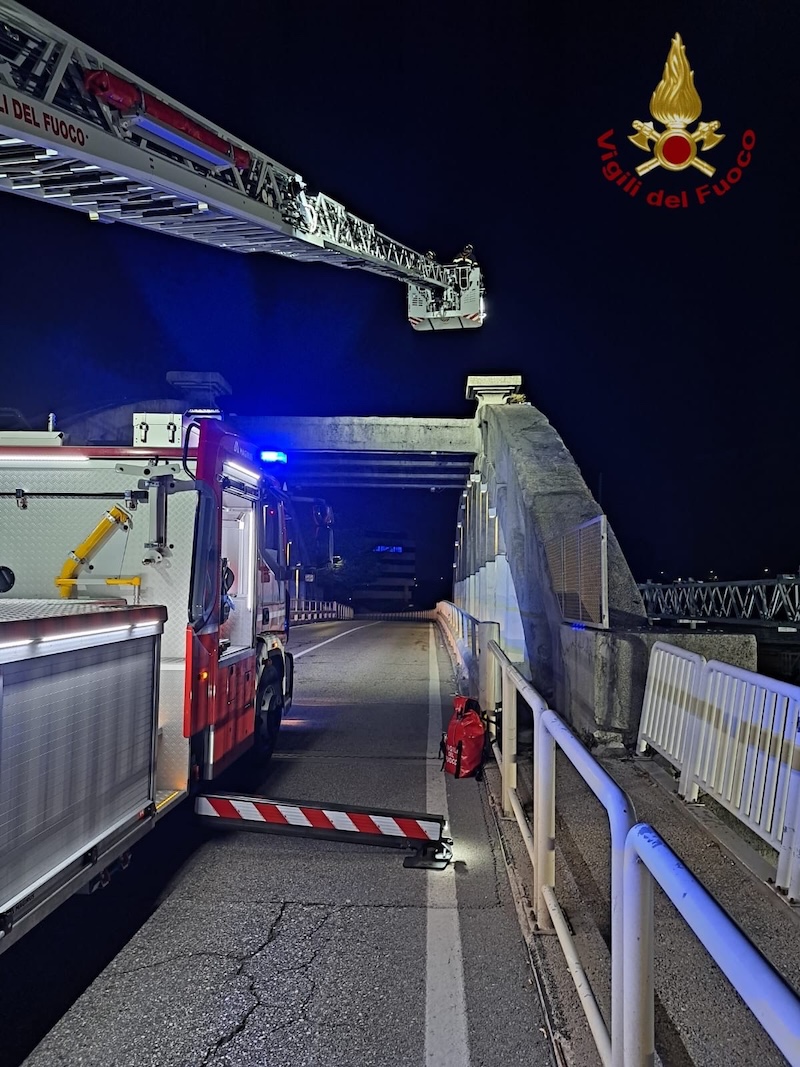 Mestre (VE) – Intervento urgente dei Vigili del fuoco per distacco di malte dal cavalca-ferrovia di Via Miranese