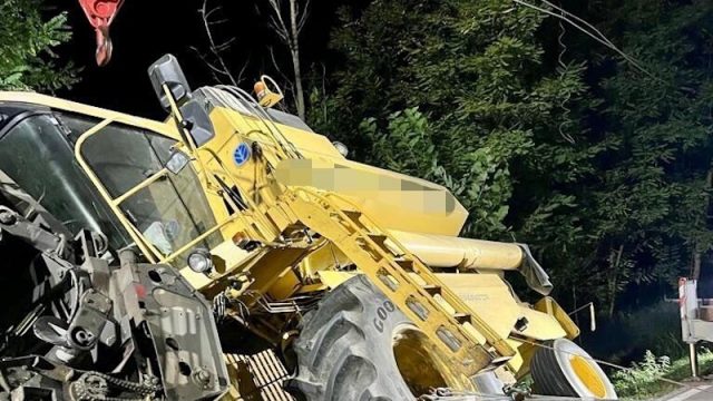 Mirano (VE) – Recupero mietitrebbia carica di mais finita fuoristrada in via Barbato