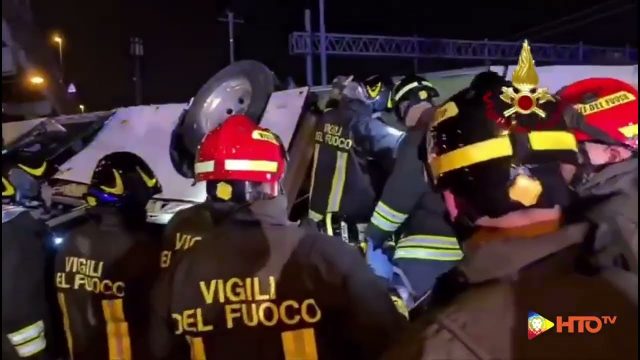 Mestre (VE) – Vigili del fuoco: Bus elettrico carico di turisti precipita dal cavalcavia e si incendia: 21 persone decedute e 18 in gravi condizioni