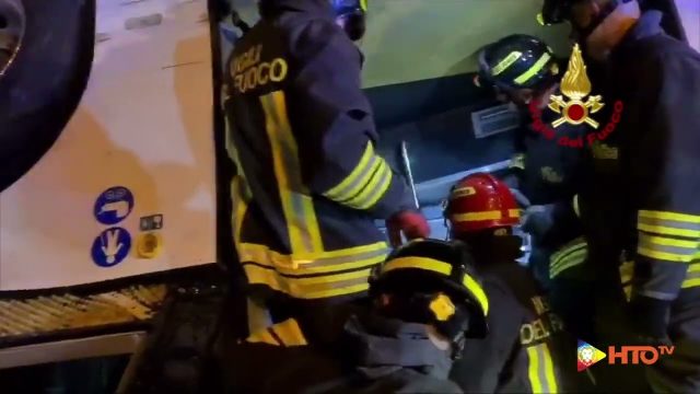 Mestre (VE) – Vigili del fuoco: Bus elettrico carico di turisti precipita dal cavalcavia Vempa e si incendia: 21 persone decedute e 18 in gravi condizioni