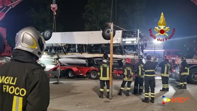 Mestre (VE) – Rimozione della carcassa del bus precipitato dal cavalcavia Vempa