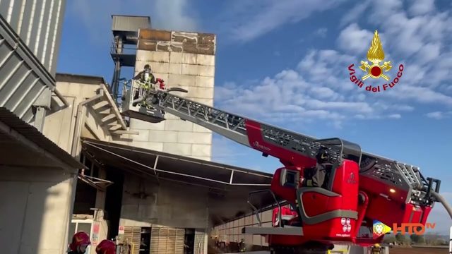 Vedelago (TV) – Incendio di un silos essiccatoio per cereali