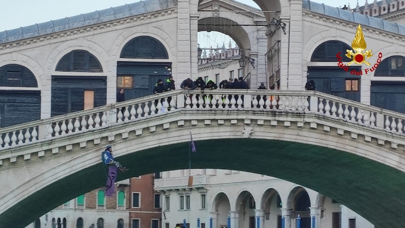 Venezia – Attivisti del clima colorano di verde il Canal Grande e si appendono al Ponte di Rialto