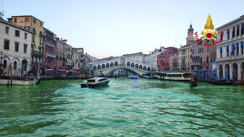 Venezia – Attivisti del clima colorano di verde il Canal Grande e si appendono al Ponte di Rialto