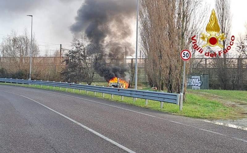 Mirano Loc. Vetrego (VE) – Incendio di un furgone alimentato a metano nei pressi della linea ferroviaria