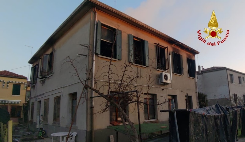 Murano (VE) – Incendio in una abitazione dell’isola: 4 persone intossicate dal fumo