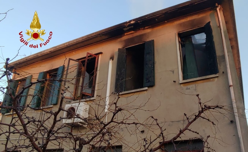 Murano (VE) – Incendio in una abitazione dell’isola: 4 persone intossicate dal fumo
