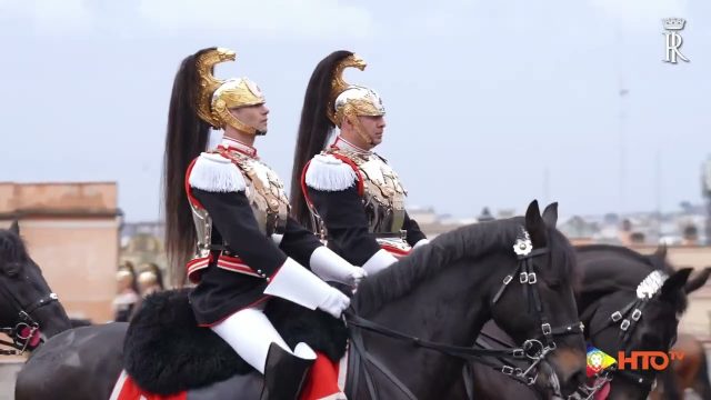 Roma – Il Presidente Mattarella al cambio della Guardia solenne del Reggimento Corazzieri sulla Piazza del Quirinale