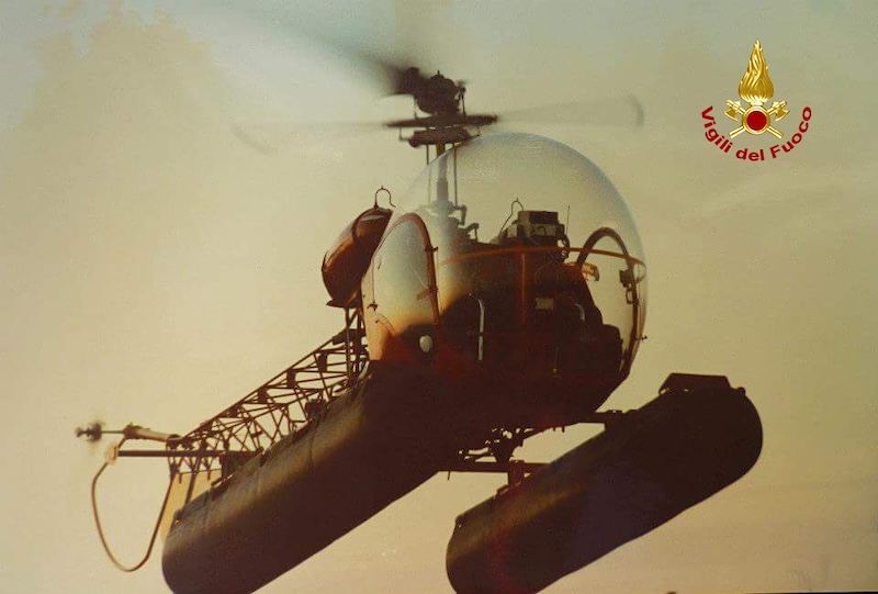 L’elicottero storico Agusta Bell 47 G-2 dei Vigili del fuoco trasferito da Belluno a Modena: Volò sulla piana del Piave spazzata dall’onda del Vajont nel 1963