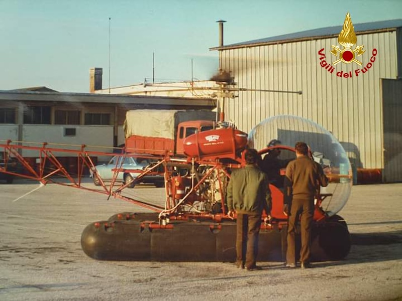 L’elicottero storico Agusta Bell 47 G-2 dei Vigili del fuoco trasferito da Belluno a Modena: Volò sulla piana del Piave spazzata dall’onda del Vajont nel 1963