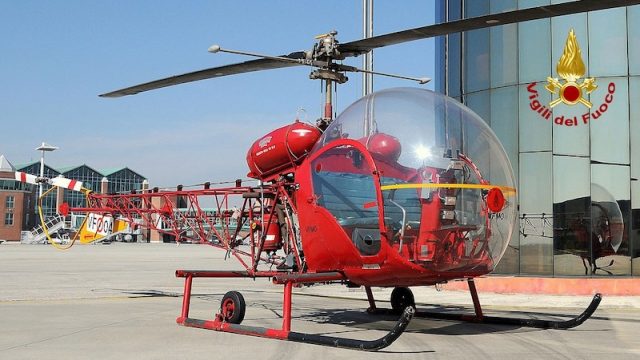 L’elicottero storico Agusta Bell 47 G-2 dei Vigili del fuoco trasferito da Belluno a Modena: Volò sulla piana del Piave spazzata dall’onda del Vajont nel 1963