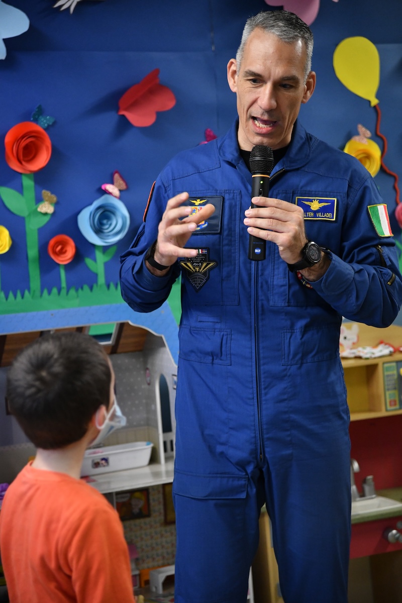 Ospedale Pediatrico Bambino Gesù – L’Astronauta Col. Walter Villadei di ritorno dalla ISS visita i piccoli pazienti ricoverati